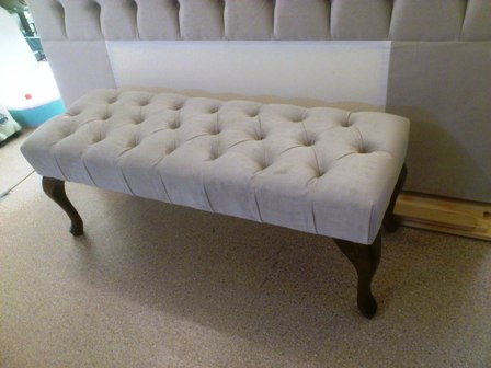 Bench with deep buttoned design